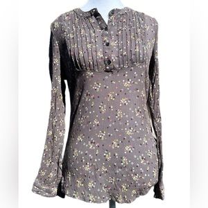 BODEN Women’s pin-tuck blouse color gray with multi colored dots.